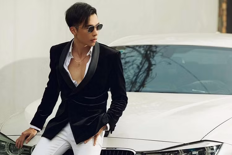 Mới đây, Công an T.P HCM đã bắt tạm giam Nguyễn Khánh Nguyên, hay còn gọi là hot boy Jason Nguyễn trên mạng xã hội với cáo buộc lừa bán 10 triệu hộp găng tay y tế, chiếm đoạt 57 tỷ đồng của doanh nhân Philip Leigh Mckenzie. Jason Nguyễn lợi dụng tình hình phức tạp của dịch Covid-19 để chào bán găng tay y tế cho ông Philip Leigh Mckenzie vào giữa tháng 5. Sự việc không thành, ông Philip Leigh Mckenzie biết mình bị lừa nên đã nhờ công an vào cuộc điều tra. Vào ngày 23/11, Jason Nguyễn bị lực lượng chức năng bắt giữ.