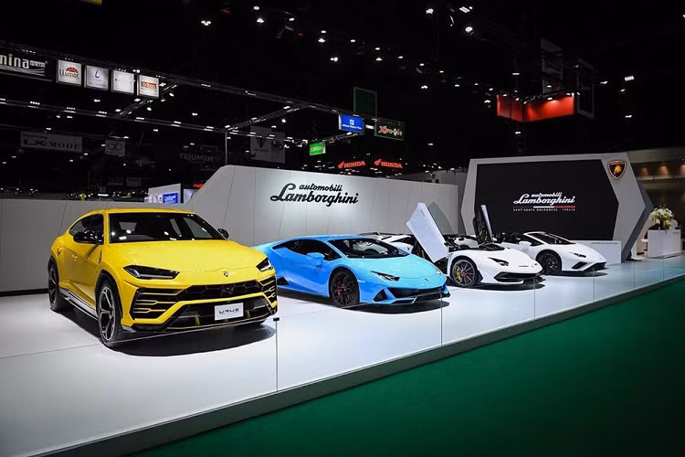 Tấm ảnh này cho ta thấy, chiếc xe đầu tiên có mặt trong gian hàng của hãng siêu xe Lamborghini chính là siêu SUV Urus đã quá quen mặt với các nhà giàu Việt. Kế đến là Lamborghini Huracan EVO Coupe màu xanh tuyệt đẹp cũng xuất hiện. Mẫu siêu xe Lamborghini Huracan EVO dẫn động cầu sau bản mui trần cũng được vén màn tại Thái qua triển lãm Bangkok Motor Show 2020. Cuối cùng chính là siêu xe Lamborghini Aventador SVJ Roadster lần đầu tiên đến Thái Lan chỉ được sản xuất có 800 chiếc trên toàn thế giới.