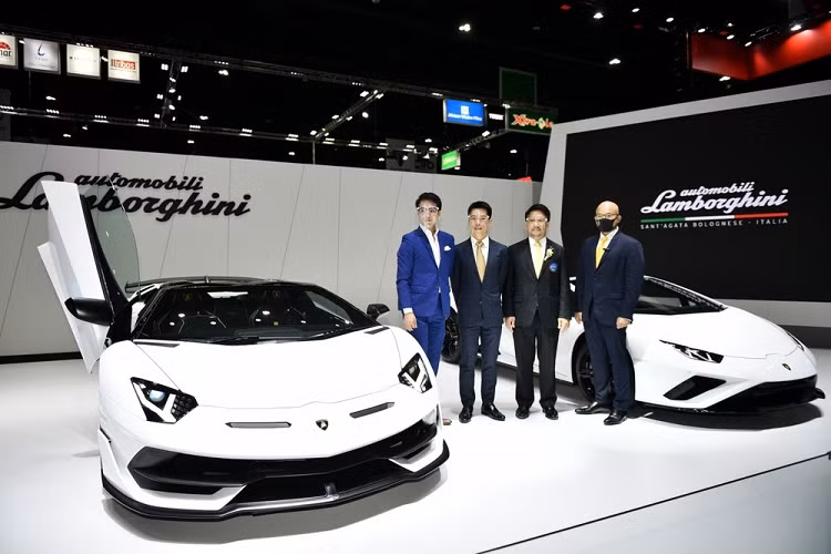 Nhân vật chính trong triển lãm Bangkok Motor Show 2020 tại gian hàng của Lamborghini không ai khác ngoài siêu phẩm Aventador SVJ Roadster. Trên toàn thế giới chỉ có đúng 800 chiếc siêu xe Lamborghini Aventador SVJ Roadster được tạo ra và một vài tin nội bộ cho biết đại lý Lamborghini Thái Lan tìm thấy 2 chủ nhân của siêu xe mui trần hàng hiếm này.
