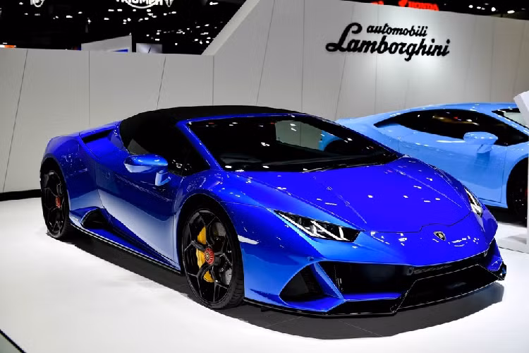 Có một điều ít người biết đến chính là việc trong ngày đầu tiên ở triển lãm Bangkok Motor Show 2020, đại lý siêu xe Lamborghini không cho trưng bày Lamborghini Aventador SVJ Roadster mà thay vào đó là mẫu siêu xe mui trần Lamborghini Huracan EVO Spyder 2020 màu xanh dương. Tuy nhiên trong 2 ngày triển lãm tiếp theo, chiếc Lamborghini Huracan EVO Spyder 2020 này đã không còn xuất hiện.