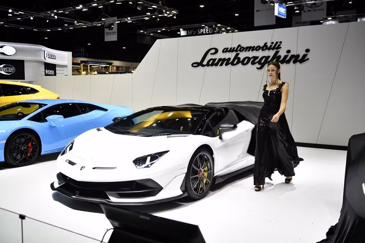 Mức giá siêu xe Lamborghini Aventador SVJ Roadster đầu tiên đến Thái Lan được cho khoảng 51 triệu Baht, tương đương 37,3 tỷ đồng. Sau triển lãm Bangkok Motor Show 2020, chiếc siêu xe Lamborghini Aventador SVJ Roadster sẽ nhanh chóng được bàn giao cho chủ nhân. Hiện tại, chưa có chiếc Lamborghini Aventador SVJ Roadster nào về Việt Nam.