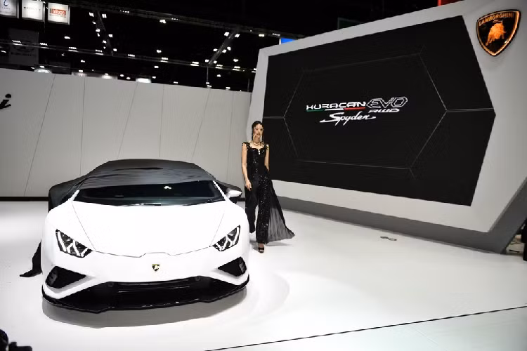 Nguồn cung cấp sức mạnh cho Lamborghini Huracan EVO RWD Spyder là khối động cơ xăng V10, hút khí tự nhiên, dung tích 5,2 lít, sản sinh công suất tối đa 610 mã lực và mô-men xoắn cực đại 560 Nm. Sức mạnh được truyền tới cầu sau thông qua hộp số tự động ly hợp kép 7 cấp. Nhờ đó, siêu xe mui trần mới của Lamborghini có thể tăng tốc từ 0-100 km/h trong thời gian 3,5 giây, 0-200 km/h trong 9,6 giây và đạt vận tốc tối đa 324 km/h.