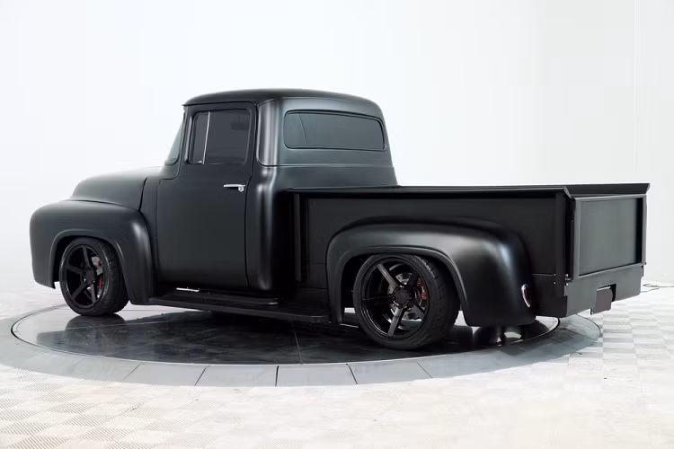 Không có định giá trước cho mẫu bán tải Ford F-100 1956 độ độc này trước buổi đấu giá, nhiều khả năng nó sẽ thu hút được nhiều sự chú ý của khách hàng khi xuất hiện trong sự kiện.