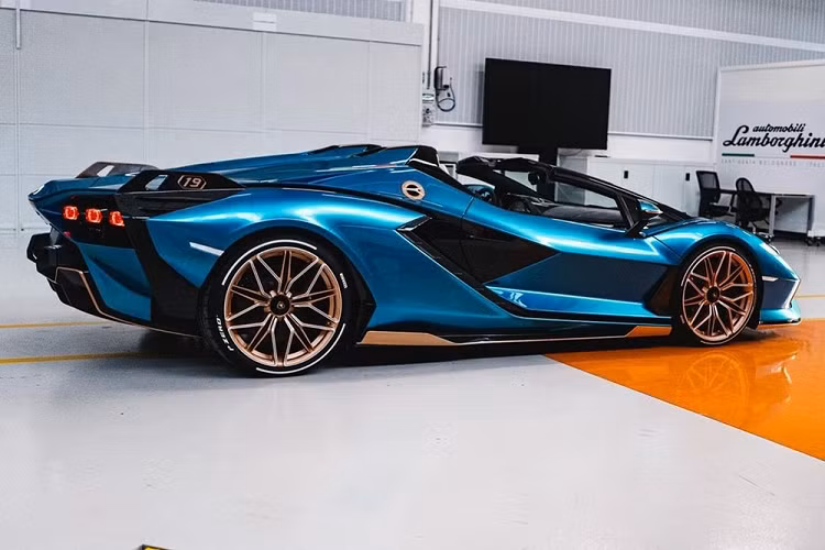 Bên trong khoang lái của Lamborghini Sián Roadster có màn hình cảm ứng kích thước 8.3 inch giống với trang bị của siêu xe Huracan EVO hay Centenario. Màn hình này cũng sẽ giúp người lái kiểm soát toàn bộ chiếc xe của mình. Ghế ngồi thể thao trên xe với thiết kế ôm sát được bọc da, vật liệu Alcantara với phần lưng ghế ốp carbon.