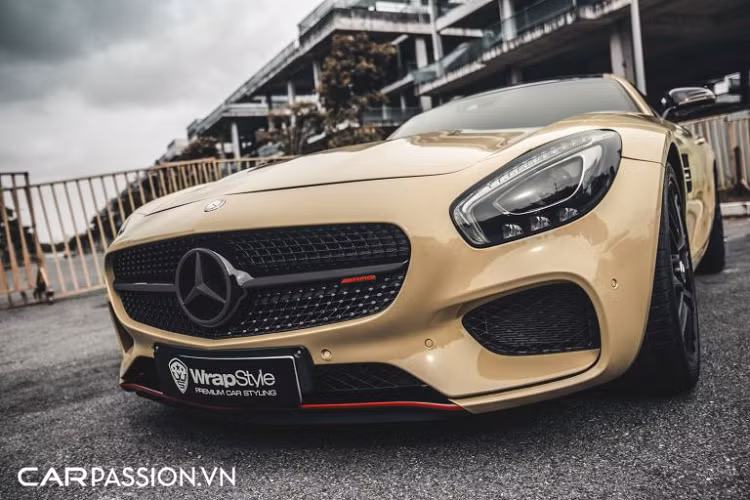 Những cái tên như SLS AMG, AMG GT S, AMG GT S Edition 1 hoặc thậm chí là AMG GT R đều thuộc dạng “hàng hiếm” ở thị trường trong nước và thu hút rất nhiều sự quan tâm từ giới yêu xe mỗi lần được chủ nhân cho ra đường. Chiếc Mercedes-AMG GT S hàng hiếm xuất hiện trong bài viết là một ví dụ điển hình, mẫu xe thể thao này hiện chỉ có 2 chiếc tại Việt Nam. Đây là dòng xe kế nhiệm chiếc SLS AMG, xe chính thức được “vén màn” tại Paris Motor Show năm 2014.