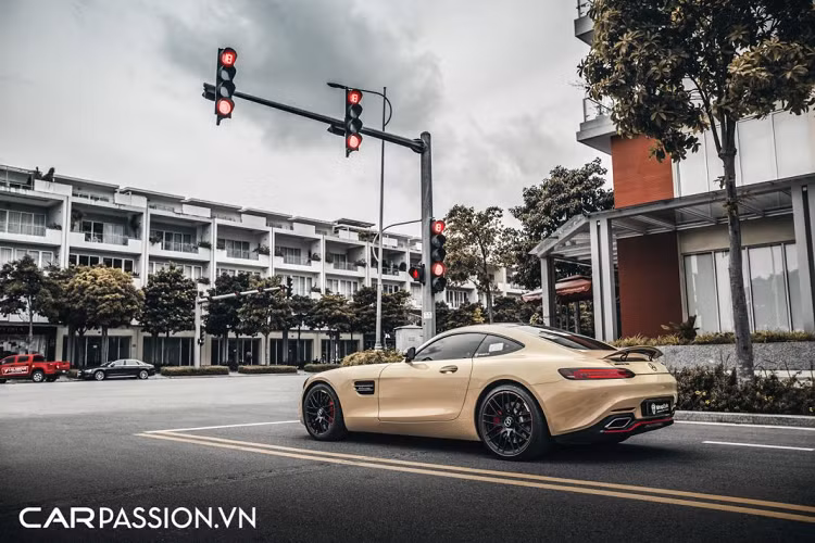 Đuôi xe tròn trịa với không nhiều điểm đáng chú ý, có lẽ Mercedes hướng đến việc tối giản nhằm cải thiện hiệu năng vận hành cũng như đảm bảo ngôn ngữ thiết kế Sensual Purity vẫn được thể hiện theo cách quyến rũ nhất có thể. Xe được trang bị một cánh gió nhỏ chỉnh điện, logo “AMG” và “GT S” được gắn ở hai bên đuôi xe, phía bên dưới là họng xả kép mạ chrome sáng bóng.