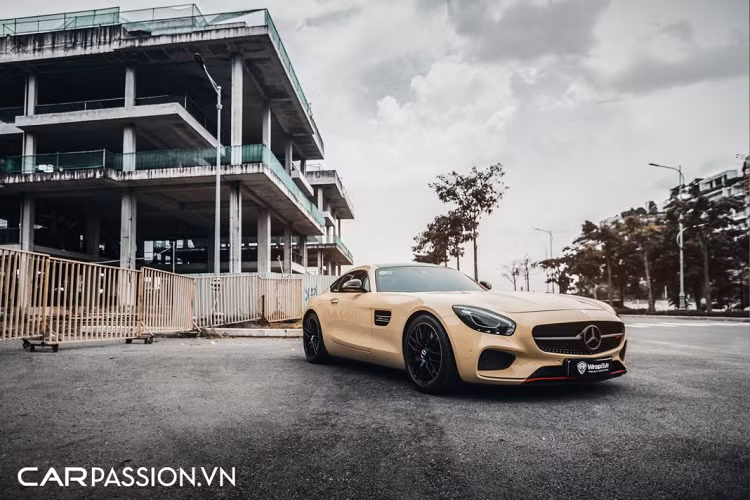 Mới đây nhất, xe đã được chủ nhân thay đổi diện mạo với lớp decal màu vàng cát (Sand) vô cùng đẹp mắt. Được biết, gam màu độc đáo này đang “làm mưa làm gió” ở thị trường quốc tế và là sản phẩm thuộc dòng Super Gloss (siêu bóng) của thương hiệu Inozetek – một cái tên còn khá lạ lẫm với phần lớn các nhà phân phối decal tại Việt Nam.