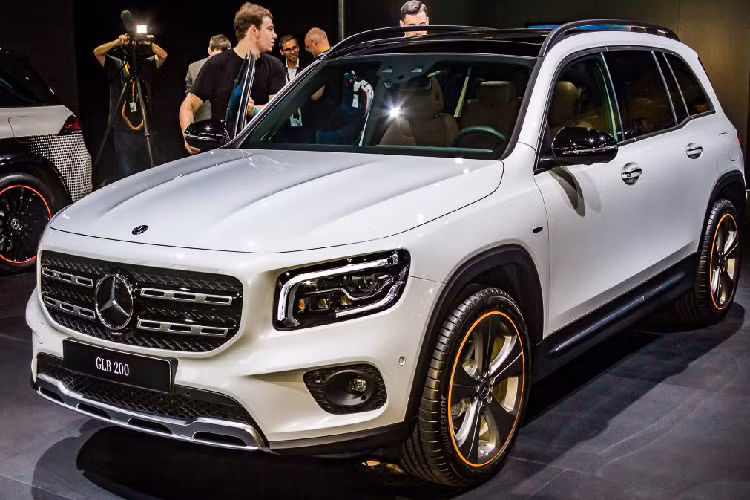Danh mục xe ra mắt của Mercedes tại sự kiện ngày 6/3 bao gồm 6 mẫu xe: GLC 300 4MATIC, GLC 300 4MATIC Coupé, C 180, C 200 Exclusive, E 180, GLS 450 4MATIC. Dù ban đầu có nhiều đồn đoán cho rằng mẫu xe Mercedes-Benz GLB 2020 mới sẽ về ngay trong dịp này vì từ đầu tháng 1/2020, các đại lý đã rầm rộ nhận đặt cọc.