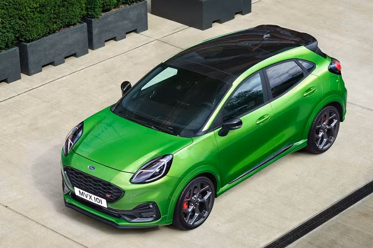 Các kỹ sư của Ford đã điều chỉnh hệ thống lái để giúp xe nhanh hơn gần 25% so với Puma tiêu chuẩn, mở rộng phanh trước lên 17% để tăng hiệu suất phanh. Đặc biệt, hệ thống ống xả cũng được cải tiến cho âm thanh hấp dẫn hơn, nhưng đồng thời cũng êm ái hơn 1 dB so với Fiesta ST.