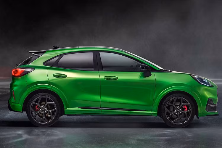 Ngoài động cơ được nâng cấp, Ford Puma ST còn có một số cải tiến so với Puma thông thường. Xe có tùy chọn vi sai chống trượt giới hạn cơ học, lò xo truyền lực và các kiểu dẫn động có thể lựa chọn. Đây cũng là lần đầu tiên chế độ Eco được áp dụng lên một chiếc Ford Performance.