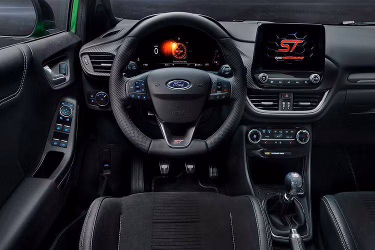 Bên trong cabin, Ford Puma ST 2021 có hàng ghế trước Recaro ôm sát người ngồi, là một phần trong gói trang bị thể thao. Vô lăng đáy phẳng và cần số tròn ST đặc trưng. Logo ST cũng được trang trí ở nhiều nơi trong nội thất như bệ cửa, tựa đầu, màn hình chào.