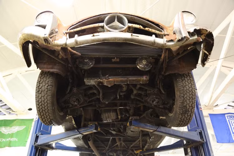 Mẫu 300SL có thể là nổi tiếng nhất trong hình thái coupe Gullwing mui cứng với cánh cửa mở đứng lên, nhưng phiên bản mui trần cũng được khát khao khuông kém. Trên thực tế, nó vẫn có đầy đủ hiệu suất mạnh mẽ của coupe nguyên bản, nhưng có nhiều không gian tựa đầu hơn và cải thiện cả hệ thống máy móc bên trong, giúp tăng thêm 20 mã lực và tính cân bằng tổng thể.