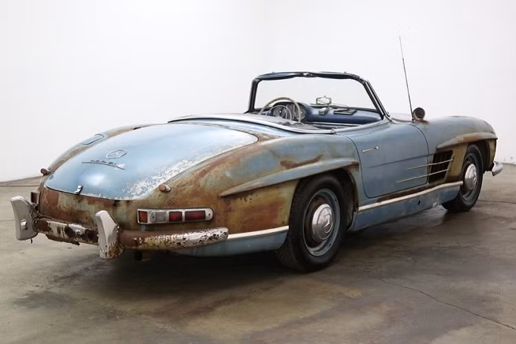 Như được thấy trong những bức ảnh ở đây, chiếc 300SL Roadster quý hiếm đã bị gỉ khá nặng vì nằm yên ở một chỗ trong suốt một quãng thời gian dài. Nhưng khi còn mới và đẹp đẽ, nó đã được sử dụng tương đối nhiều khi đồng hồ công-tơ-mét hiển thị con số 75.629 dặm (121.713 km). Xem ra, những người chủ xe trước đây cũng hết sức yêu mến chiếc xe.