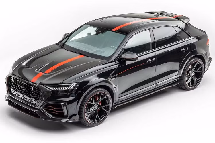 Sau đó, chiếc SUV được đắp thêm rất nhiều chi tiết làm từ sợi carbon như nắp ca-pô, cánh gió trước, nẹp thân, bộ khuếch tán sau, gốp gương chiếu hậu, cánh gió trên cửa cốp và cánh gió nóc xe. Xe cũng được trang bị bộ mâm với kích thước tới 24 inch cực khủng, rất phù hợp với diện mạo siêu hầm hố của bản độ.