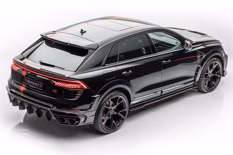 Ngoài ra, hãng độ Đức cũng sửa đổi khá nhiều ở nội / ngoại thất của Audi RS Q8. Trước tiên, Mansory đã "khoác" cho RS Q8 một "bộ cánh" hoàn toàn mới có tông màu chủ đạo là màu đen bóng, kết hợp với một vài điểm nhấn màu đỏ tương phản nổi bật.