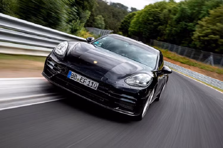 Lars Kern, chuyên gia lái xe của Porsche tại đường đua khắt khe nhất trên thế giới cho biết, khung gầm cải tiến và hệ truyền động của Panamera mới là điều đáng được chú ý trong suốt chặng đua.