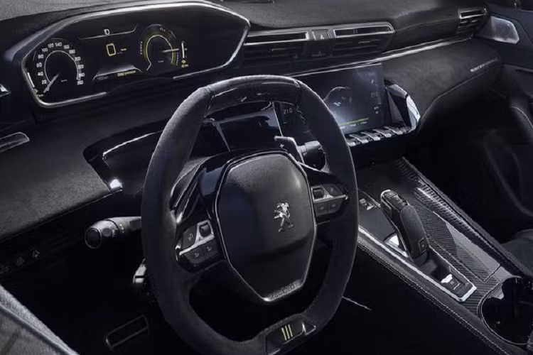 Đối với không gian nội thất, xe hiệu suất cao Peugeot 508 Sport Engineered cũng mang tới cái nhìn đầy tính trẻ trung và ấn tượng nhờ cách phối màu đen/xanh lá nhằm ám chỉ hệ truyền động "xanh" mà chiếc xe sở hữu.