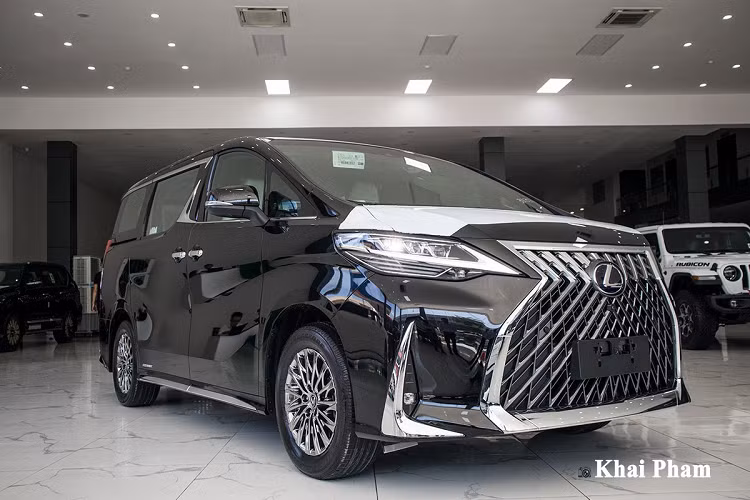 Sau thời gian gần như "bất động" bởi ảnh hưởng của dịch Covid-19, thị trường ôtô Việt Nam đang dần sôi động trở lại để đáp ứng nhu cầu ngày càng tăng của người tiêu dùng. Không chỉ các "ông lớn" phân phối xe chính hãng liên tục tung sản phẩm mới, ngay cả các đại lý tư nhân cũng nhộn nhịp hơn khi nhập về nhiều "siêu phẩm độc" như Lexus LM300h 2020 mới.