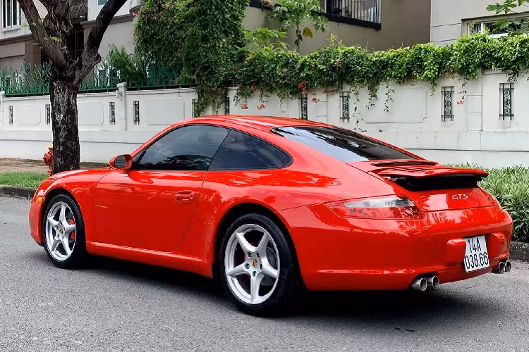 Porsche không ngừng phát triển và thay đổi cho dòng 911, nhưng họ chắc chắn sẽ không bao giờ thay đổi DNA thiết kế của Porsche 911 mà giữ kiểu dáng nó nối tiếp qua nhiều thế hệ. Các bác có thể dễ dàng phân biệt hai đời của một chiếc siêu xe như Lamborghini Gallardo và Huracan, Ferrari 430 với Ferrari 488, nhưng phân biệt hai đời Porsche 911 thì không đơn giản, nó cần một kiến thức nhất định nếu không phải là một người yêu xe.