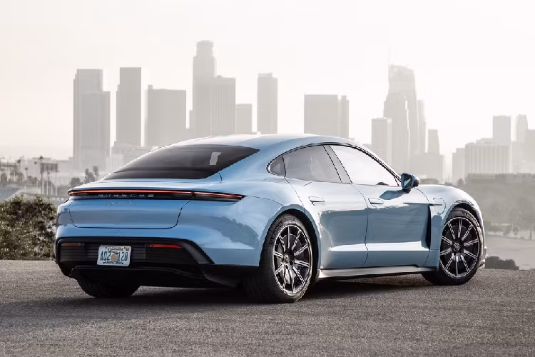 Hồi tháng 4, chiếc Porsche Taycan phiên bản Turbo xuất hiện tại TP.HCM. Khả năng cao là chiếc sedan điện này sắp ra mắt Việt Nam với mức giá trong khoảng 7,5-11,5 tỷ đồng. Tại Thái Lan, Porsche Taycan có giá từ 226.200 USD.