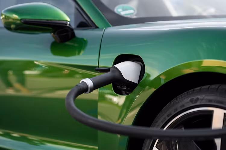 Nhằm đơn giản hóa quá trình sạc điện cho xe, hệ thống Plug &amp; Charge được trang bị tại các trạm sạc Electrify America từ năm sau. Với tính năng Function on Demand, các chủ xe còn có thể xử lý các thanh toán thuê/mua gói an toàn cho xe dưới sự xác thực của Porsche.