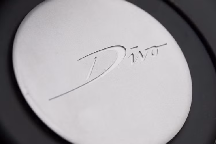 Quan trọng hơn, trọng lượng của Bugatti Divo chỉ có 456 kg, trong khi lực ép xuống mặt đường là 236 kg (hơn Chiron 90kg) nhờ phần đuôi xe cao hơn và rộng hơn 23% so với Chiron.