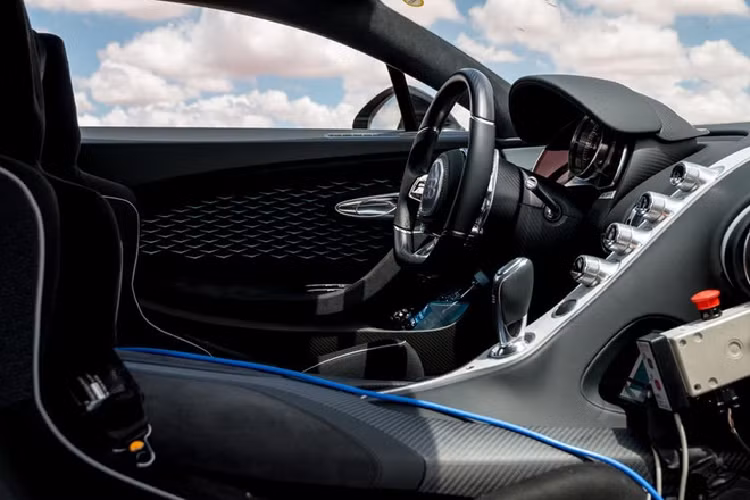 So với Chiron, Bugatti Divo đã cải thiện đáng kể luồng khí di chuyển qua thân xe, tăng lực ép xuống mặt đường, đồng thời cải thiện khả năng làm mát động cơ.