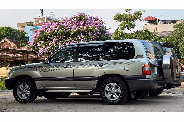 Hiện tại trên thị trường xe cũ, người yêu thích Land Cruiser 100 Series có thể tìm một chiếc xe đã qua sử dụng với nhiều đời, lấy ví dụ phiên bản GX 4.5 có giá dao động khoảng 395 – hơn 700 triệu đồng tùy thuộc vào tình trạng, phiên bản động cơ và độ chất của xe. Trong khi Lexus LX470 có giá cao hơn, giao động trong khoảng từ 800 – hơn 1 tỷ đồng.