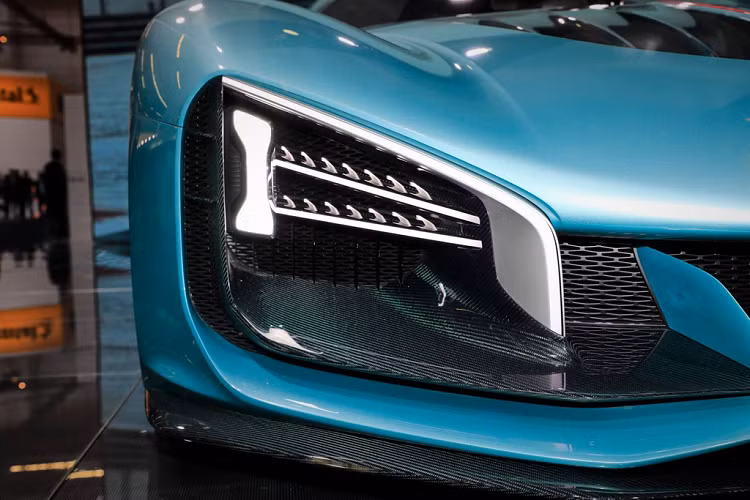 Hiệu suất của Hongqi S9 ngang ngửa với chiếc Tesla Roadster. Tuy nhiên, mẫu xe Mỹ chỉ có giá 200.000-250.000 USD, thấp hơn rất nhiều so với mức giá của S9.