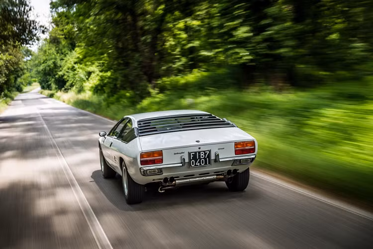 Ra mắt tại Triển lãm xe Turin năm 1970, thiết kế của Lamborghini Urraco được đánh giá rất cao khi đó. Mang kiểu dáng coupe 2+2, Lamborghini Urraco sử dụng động cơ V8 đặt giữa và hệ thống treo độc lập. Khung gầm kết hợp với hệ thống treo MacPherson cho cả trục trước và sau. Đây là lần đầu tiên thiết kế này được áp dụng trên xe thương mại.