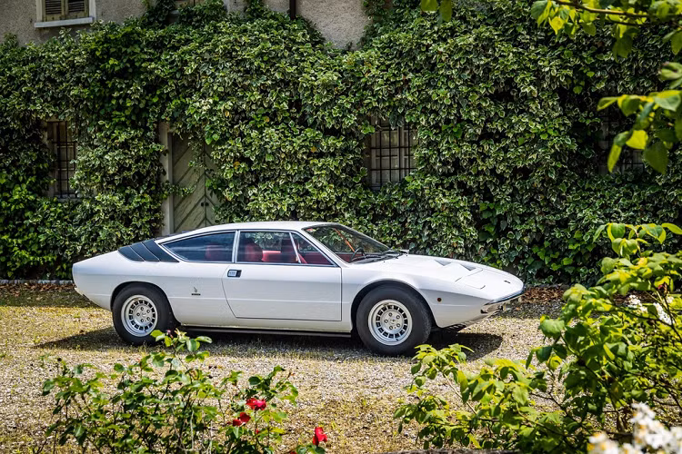 Ban đầu, Lamborghini Urraco hàng hiếm được trang bị động cơ V8 2.5L cho công suất 220 mã lực, đạt tốc độ tối đa 244 km/h. Ở thời điểm đó, động cơ 8 xy-lanh sử dụng duy nhất một trục cam và thiết kế kiểu buồng đốt Heron cho tỉ lệ nén cao hơn nhưng không tăng chi phí phát triển là đột phá mới.