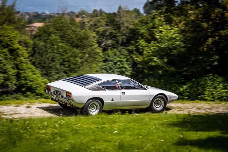 Từ năm 1975 tới 1979, Lamborghini chỉ sản xuất 190 chiếc P300, sử dụng động cơ 3.0L lớn hơn cho công suất 265 mã lực.