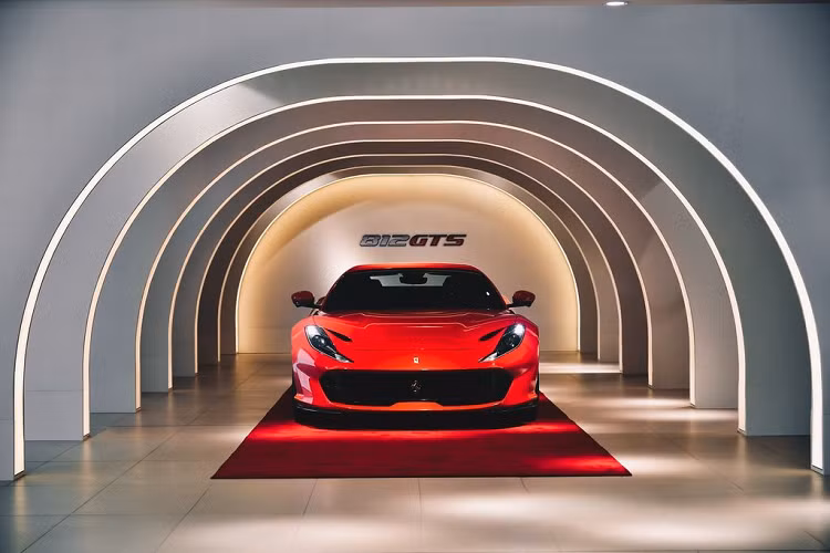 Mới đây, Ferrari Hong Kong đã tổ chức buổi giới thiệu siêu xe Ferrari 812 GTS giữa "tâm bão" mang tên Corona (Covid-19). Đây là một quyết định táo bạo trước tình hình dịch bệnh hiện nay, nhất là khi đã có không ít sự kiện lớn nhỏ trên thế giới phải tạm hoãn, điển hình là triển lãm ô tô Bắc Kinh 2020 và chặng đua xe F1 tại thành phố Thượng Hải.