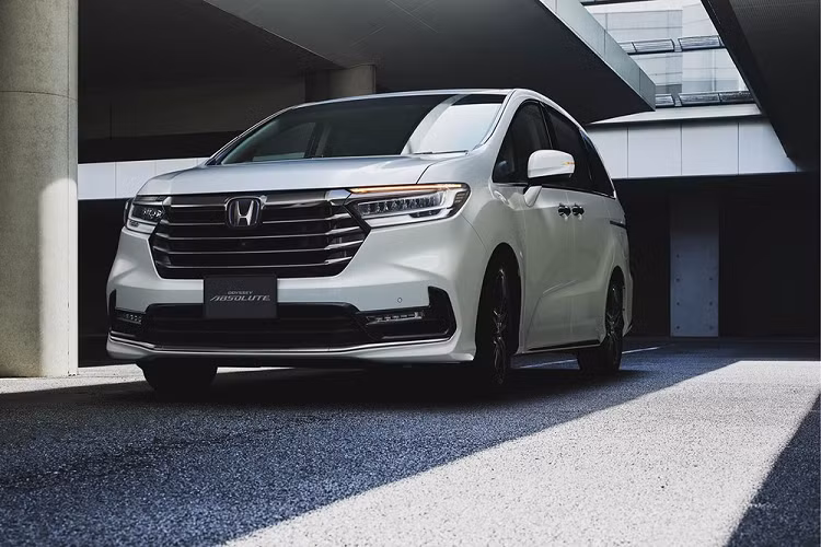 Vào hồi đầu tháng 9/2020, hãng Honda đã tung ra một số hình ảnh và thông tin đầu tiên về mẫu MPV cao cấp Odyssey phiên bản nâng cấp dành cho thị trường Nhật Bản nói riêng và châu Á nói chung. Mẫu xe này vốn sở hữu thiết kế hoàn toàn khác so với Honda Odyssey ở thị trường Mỹ. Đến nay, hãng xe Nhật Bản tiếp tục công bố những hình ảnh chi tiết hơn của Honda Odyssey 2021 mới. Qua đó, chúng ta có thể biết rõ hơn thiết kế từ ngoài vào trong của mẫu xe này.