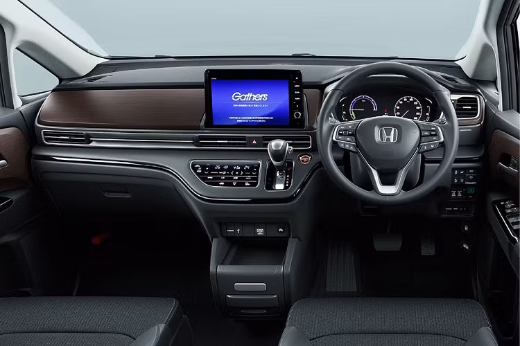 Đằng sau, Honda Odyssey 2021 được bổ sung cửa cốp mới, cụm đèn hậu LED mượt mà hơn và cản va khác biệt. Chưa hết, hãng Honda còn trang bị cả công nghệ cửa cốp đá chân mới. Bên trong Honda Odyssey 2021 tại thị trường Nhật Bản là không gian nội thất 8 chỗ ở bản tiêu chuẩn và 7 chỗ ở bản Absolute cao cấp nhất.