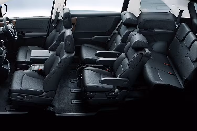 Trái ngược với đầu xe, phần sườn xe của Honda Odyssey 2021 không có gì thay đổi về thiết kế. Bù lại, hãng Honda đã bổ sung một tính năng mới cho cửa trượt của mẫu MPV cao cấp này. Theo đó, cửa trượt chỉnh điện của Honda Odyssey 2021 có thể mở bằng cách vuốt tay gần dải đèn LED màu xanh dương. Tính năng này hứa hẹn mang đến cảm giác tiện nghi và sang trọng hơn cho mẫu MPV Nhật Bản.