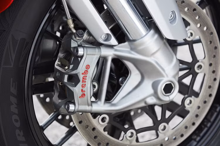 Các trang bị đáng chú ý trên Triumph Rocket 3 2019 bao gồm kẹp phanh Brembo Stylema, cùm phanh Brembo MCS, giảm xóc Showa và bộ mâm đa chấu bằng hợp kim nhẹ.