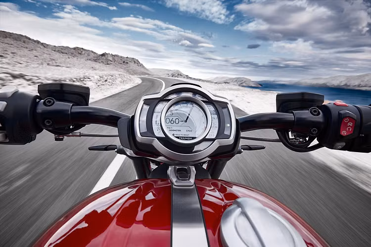Triumph Rocket 3 được trang bị bảng đồng hồ tương tự chiếc Scrambler 1200, loại màn hình màu TFT-LCD hỗ trợ Bluetooth cho phép kết nối với điện thoại, GoPro và định vị GPS hỗ trợ dẫn đường chi tiết.
