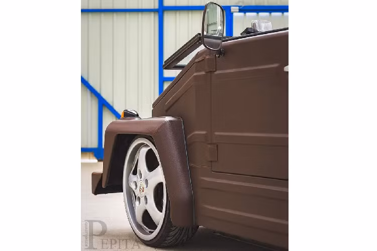 Tương tự như cái tên của nó, VW Thing không có gì đặc biệt nếu không muốn nói chúng chỉ là một “thứ” gì đó gắn 4 bánh xe. Thing có thiết kế bốn cửa đều có thể tháo rời, kính chắn gió có thể được gập phẳng và mái mui trần có thể được gỡ bỏ. Chính điều này làm nên tính thực dụng của chiếc xe.