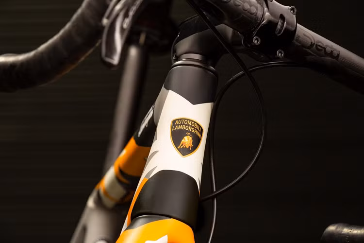 Trang tin Ranging Bull chia sẻ tất cả phụ kiện được gắn trên Cervelo R5 đều có xuất xứ từ Italy. So với một chiếc Cervelo R5 tiêu chuẩn, Cervelo R5 Automobili Lamborghini Edition chỉ có sự khác biệt ở lớp sơn phần khung.