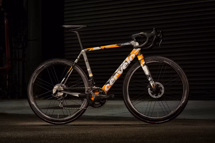 Lamborghini tiếp tục hợp tác với hãng sản xuất xe đạp Cervelo Cycles, sản phẩm lần này của 2 thương hiệu là mẫu xe đạp Cervelo R5 Automobili Lamborghini Edition. Siêu xe đạp Lamborghini phiên bản giới hạn, chỉ có 63 xe được sản xuất để kỷ niệm năm thành lập của Lamborghini - 1963.