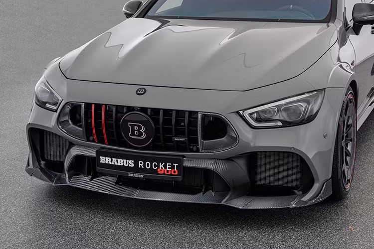 Để giúp khối động cơ mới “dễ thở”, Brabus cũng lắp thêm các hốc gió mới ở trên hoặc bên cạnh lưới tản nhiệt chính. Kết quả cuối cùng, công suất xe đã tăng từ 630 mã lực và 900 Nm mô-men xoắn cực đại lên thành 888 mã lực và 1.345 Nm mô-men xoắn cực đại.