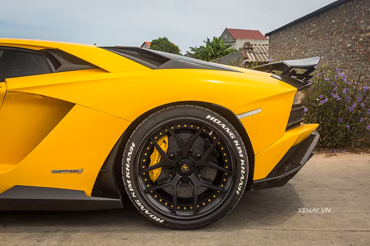 Nhìn sang phần hông xe, fan cuồng của Lamborghini sẽ nhanh chóng nhận thấy 2 cửa hút gió có thể đóng mở trên Aventador đời đầu đã được thay thế bằng cửa gió cố định. Thiết kế này nhằm đáp ứng yêu cầu làm mát của khối động cơ V12 cực nóng của Aventador S. Phía đuôi xe, một bộ khuếch tán lớn với phần cản va phía sau bằng carbon.