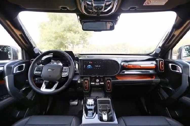 Bên trong Haval DaGou, nội thất cũng được thiết kế bắt mắt không kém gì ngoại thất. Tại đây, bạn sẽ bắt gặp tay nắm khá lớn trên mặt cửa và mặt táp-lô phía bên ghế phụ lái, mang đến cảm giác rắn rỏi cần thiết cho một mẫu SUV. Thêm vào đó là vô lăng to bản, bảng đồng hồ kỹ thuật số toàn phần, màn hình thông tin giải trí cỡ lớn, khay sạc điện thoại thông minh không dây, cửa gió điều hòa nằm ngang, cửa sổ trời toàn cảnh Paronama và núm xoay chọn số thay cho cần số truyền thống.