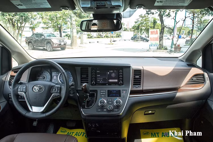 Toyota Sienna bản Limited nhập Mỹ có trang bị cửa thông minh, tay nắm bên ngoài bọc crom, cùng với đó xe có giá nóc bên trên phù hợp với việc chở đồ. Nhằm nâng cao trải nghiệm tiện nghi và sự cao cấp cho khách hàng, bên trong khoang cabin Toyota Sienna sử dụng chủ yếu nhựa mềm giả da, da và cả nhiều chi tiết ốp gỗ.