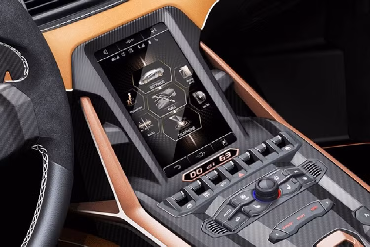 Ngoài ra, Lamborghini Sian còn có một trang bị khác lần đầu tiên xuất hiện trong làng ô tô thế giới, đó là bộ siêu tụ điện thay cho cụm pin lithium-ion. Bộ siêu tụ điện này mạnh gấp 3 lần so với cụm pin có cùng trọng lượng và nhẹ hơn gấp 3 lần. Vị trí của bộ siêu tụ điện này là giữa khoang lái và khoang động cơ nhằm mang đến tỷ lệ phân bổ trọng lượng tối ưu.