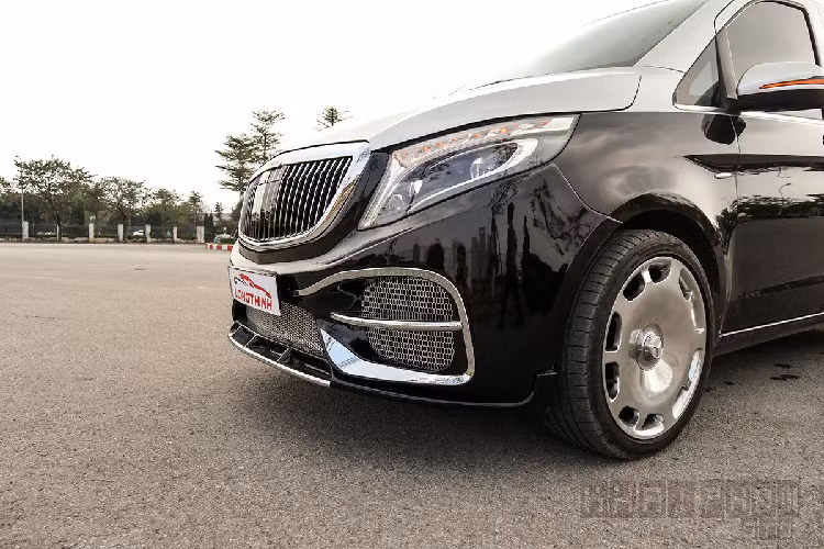 Theo một chủ gara xe hơi tại Hà Nội, mẫu xe ôtô mới này không chỉ có ngoại hình giống phong cách những chiếc xe siêu sang Maybach mà Mercedes-Benz V250 độ trong bài viết này còn có khoang nội thất đẳng cấp với hầu hết các chi tiết đã được cách tân mang đến sự độc đáo cho xe.