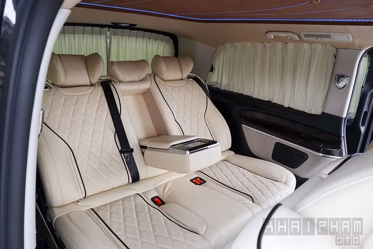 Đến với hàng ghế thứ 2 là phần ghế ngồi thương gia, điều chỉnh lên/xuống, các chệ độ massage ở ngay tay nắm ghế và được tích hợp hệ thống sạc không dây, ổ cắm USB tiện dụng. Đáng chú ý, hàng ghế thứ 3 trên Mercedes-Benz V250 Maybach này còn có thể ngả ra hoàn toàn biến thành một chiếc giường giúp những chuyến hành trình dài không còn là nỗi lo. Bệ tỳ tay trung tâm hàng ghế này sẽ là nơi điều chỉnh tuỳ ý theo nhu cầu người dùng.