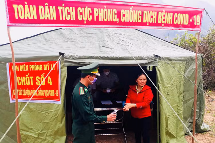 Ngoài kiểm soát tại cửa khẩu, đồn Biên phòng cửa khẩu Nậm Cắn còn thành lập 6 chốt kiểm soát, từ cột mốc 403 đến cột mốc 406, kiểm soát chặt biên giới, không để người dân vượt biên trái phép. Ngày 25/3, Đồn trưởng Đồn Biên phòng Mỹ Lý, Trung tá Nguyễn Sỹ Đức cho biết, đơn vị đã phối hợp với chính quyền 2 xã Mỹ Lý và Bắc Lý (huyện Kỳ Sơn) thành lập 5 tổ, chốt kiểm soát.
