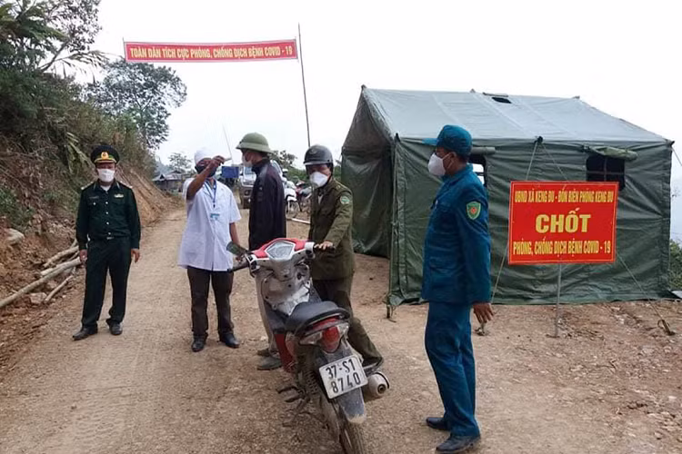 Mỗi tổ, chốt gồm 3 cán bộ Biên phòng, 1 cán bộ y tế xã, 1 dân quân và 1 công an xã có nhiệm vụ kiểm tra, kiểm soát chặt chẽ người, phương tiện qua lại. Nếu phát hiện công dân xâm nhập biên giới qua đường mòn lối mở, lực lượng chốt chặn sẽ yêu cầu các cá nhân kê khai y tế, đo thân nhiệt, phun thuốc khử trùng và đưa về khu cách ly theo quy định. 